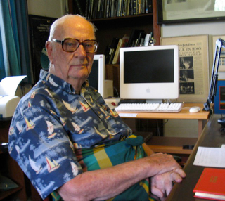 Illustration for article titled Famous Scifi And Fantasy Authors In Their Workspaces